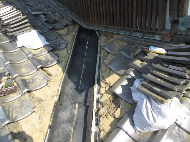 小野市で新しくガルバリウム鋼板製谷板金を設置